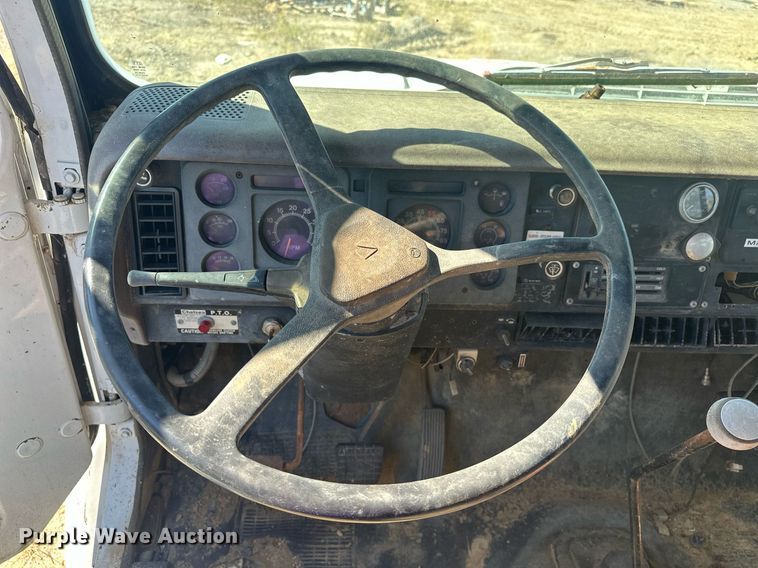 image for item EJ4998 1989 International  S1600 Crew Cab utility / service truck