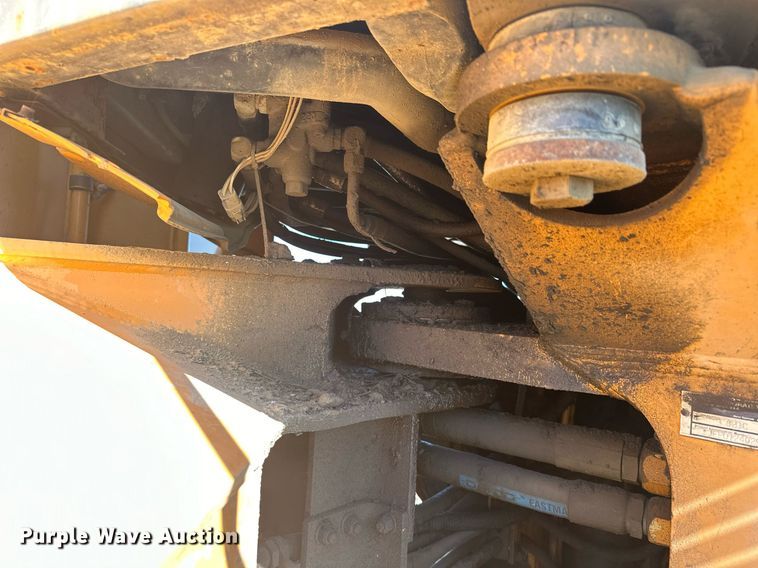 image for item EJ5004 2000 Case 821C loader