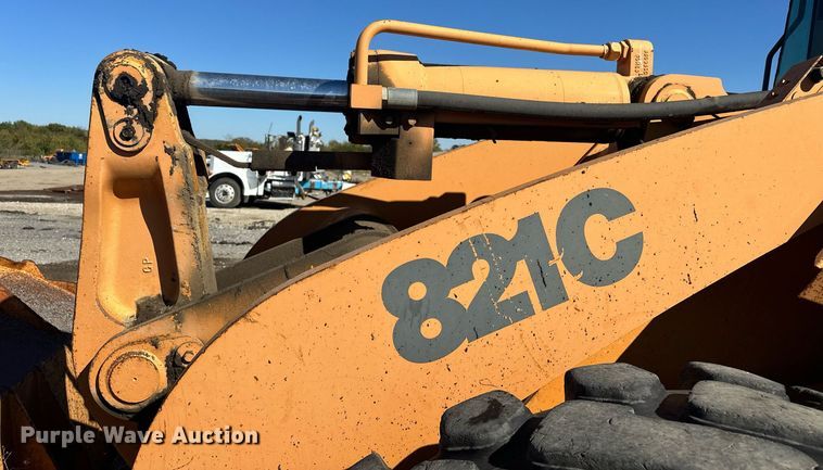 image for item EJ5004 2000 Case 821C loader