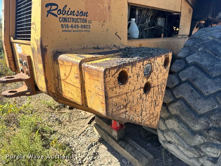 image for item EJ5004 2000 Case 821C loader