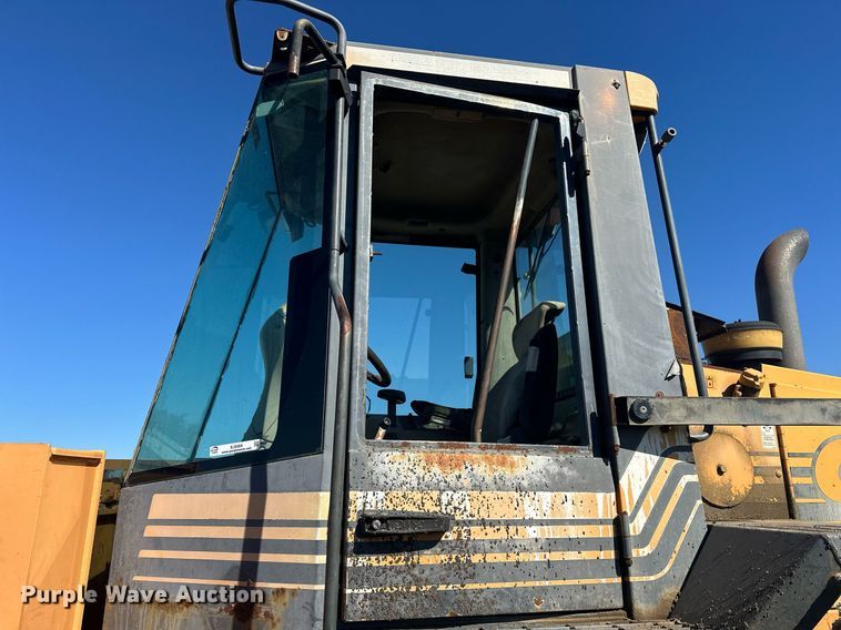 image for item EJ5004 2000 Case 821C loader