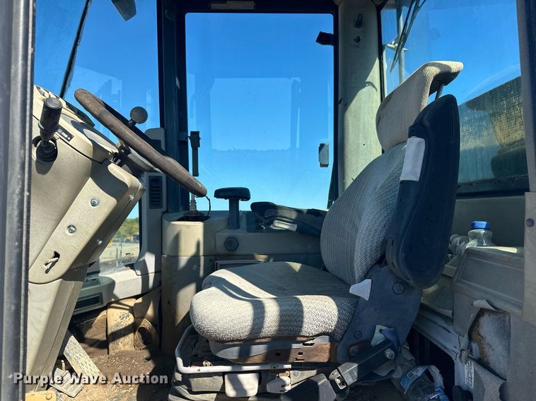 image for item EJ5004 2000 Case 821C loader