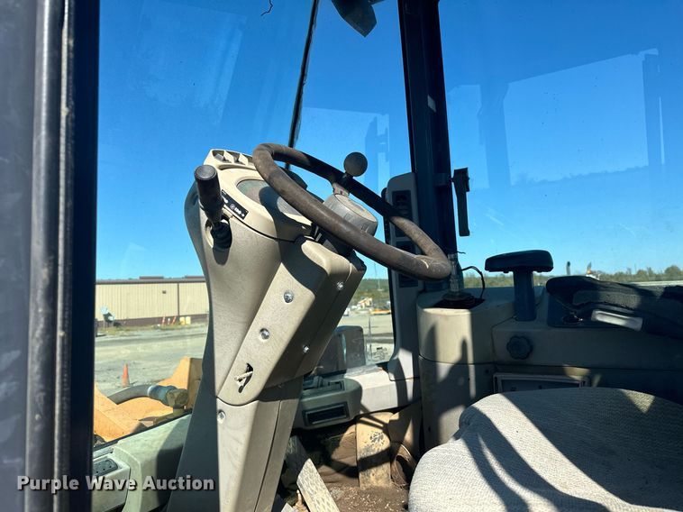 image for item EJ5004 2000 Case 821C loader