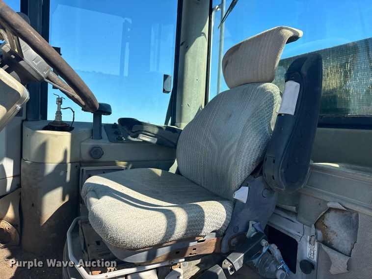 image for item EJ5004 2000 Case 821C loader