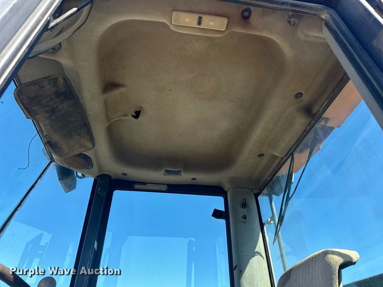 image for item EJ5004 2000 Case 821C loader