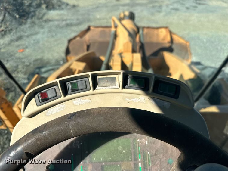 image for item EJ5004 2000 Case 821C loader