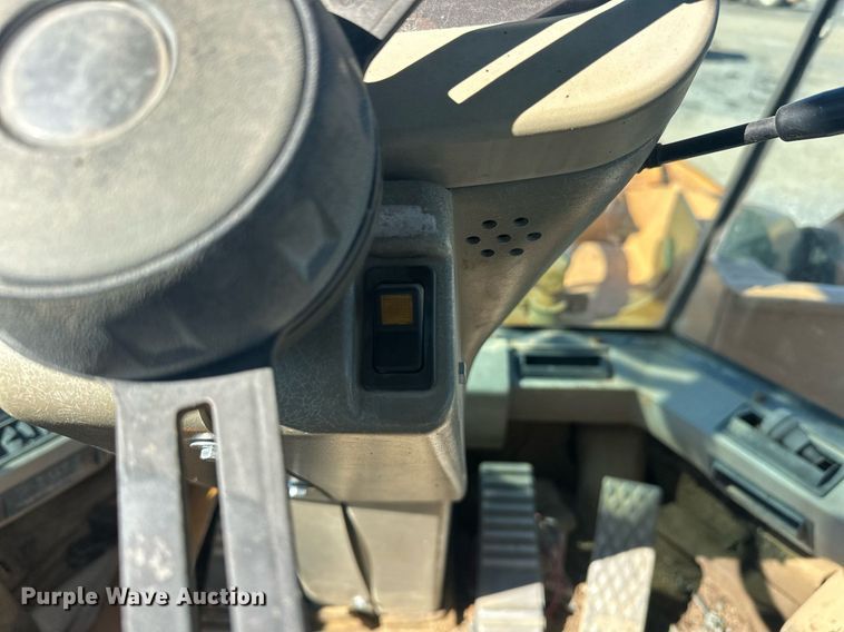 image for item EJ5004 2000 Case 821C loader