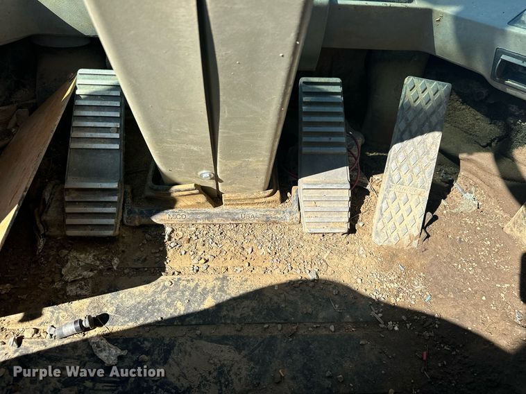 image for item EJ5004 2000 Case 821C loader