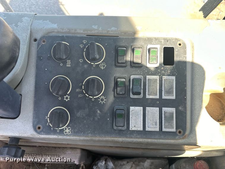 image for item EJ5004 2000 Case 821C loader