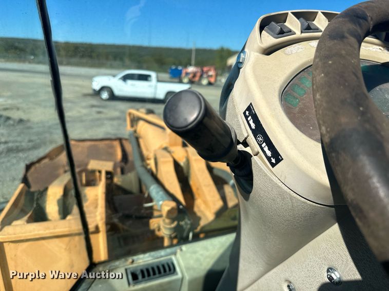 image for item EJ5004 2000 Case 821C loader