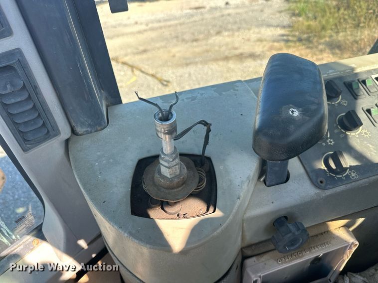 image for item EJ5004 2000 Case 821C loader