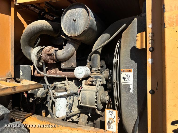 image for item EJ5004 2000 Case 821C loader