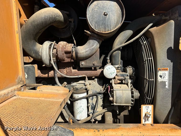 image for item EJ5004 2000 Case 821C loader