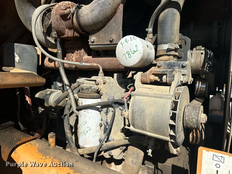 image for item EJ5004 2000 Case 821C loader