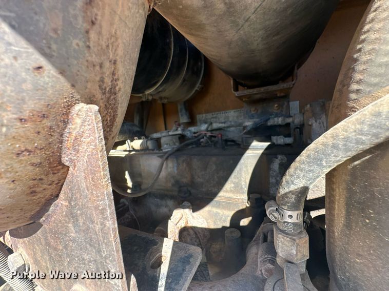 image for item EJ5004 2000 Case 821C loader