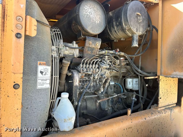 image for item EJ5004 2000 Case 821C loader