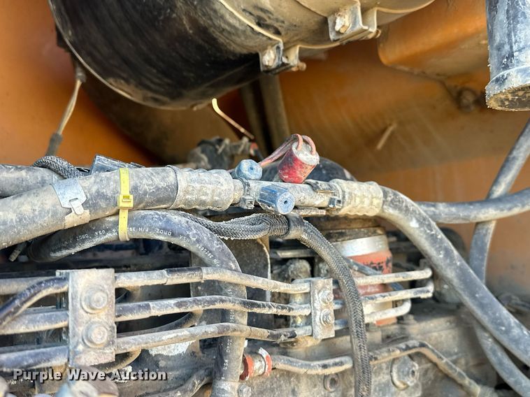 image for item EJ5004 2000 Case 821C loader