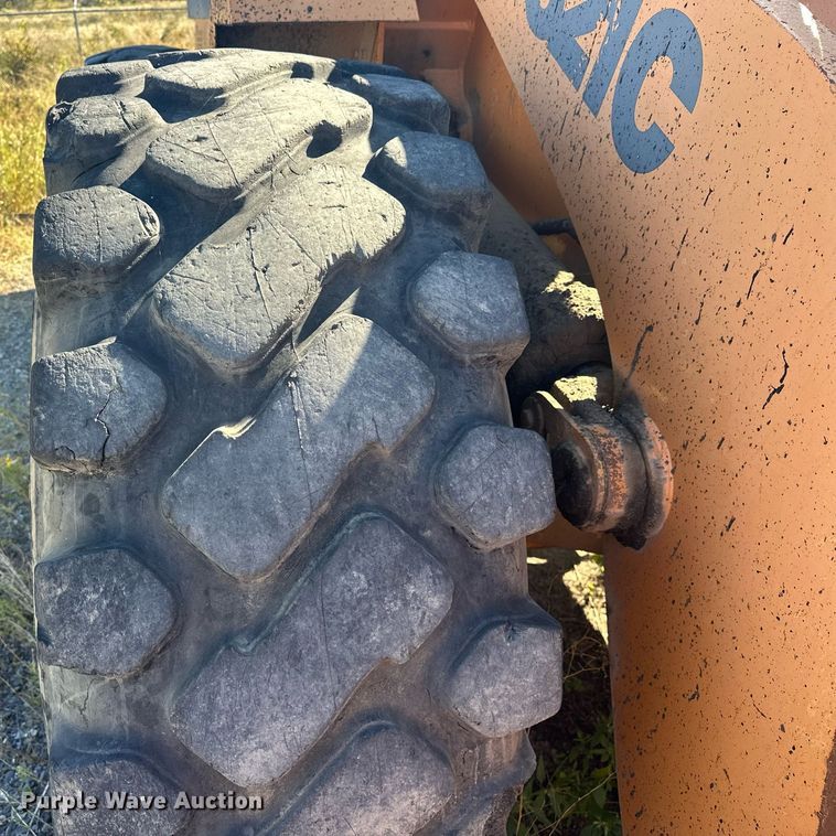 image for item EJ5004 2000 Case 821C loader