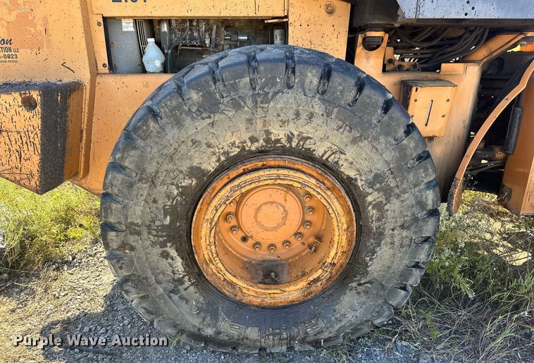 image for item EJ5004 2000 Case 821C loader