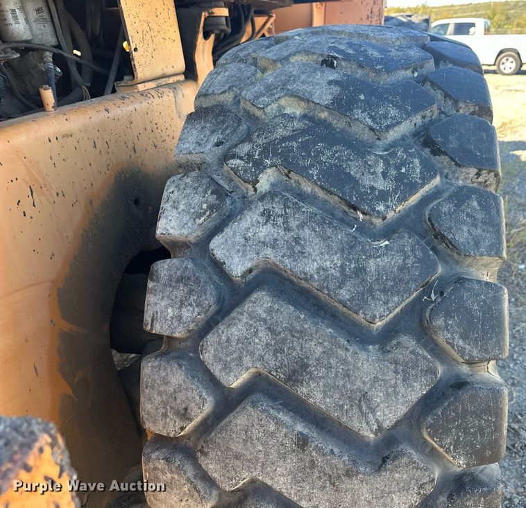 image for item EJ5004 2000 Case 821C loader