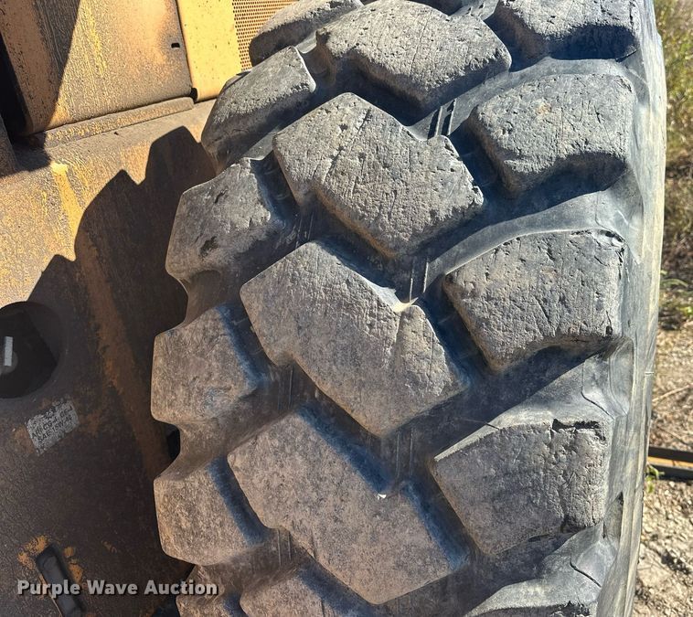 image for item EJ5004 2000 Case 821C loader