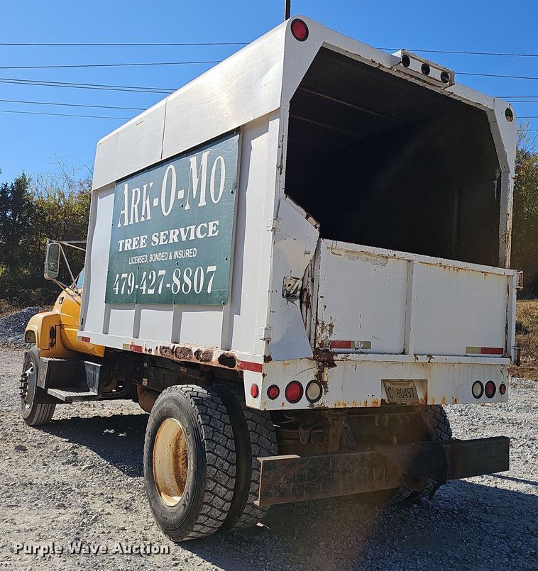 image for item EK0961 1999 GMC 7500 chipper truck