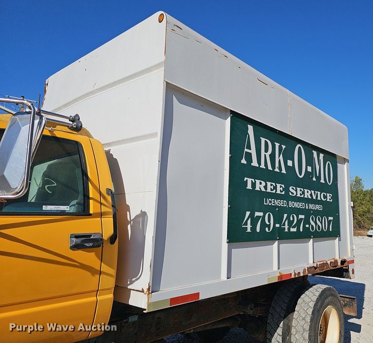 image for item EK0961 1999 GMC 7500 chipper truck