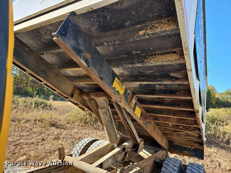 image for item EK0961 1999 GMC 7500 chipper truck