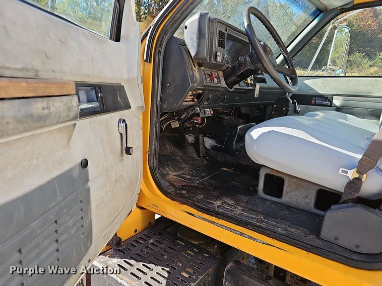 image for item EK0961 1999 GMC 7500 chipper truck