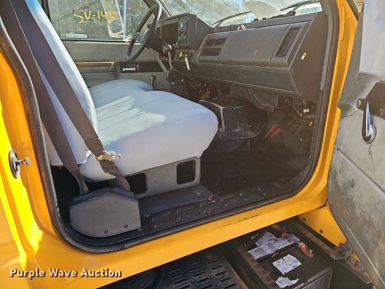 image for item EK0961 1999 GMC 7500 chipper truck