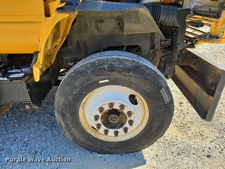 image for item EK0961 1999 GMC 7500 chipper truck