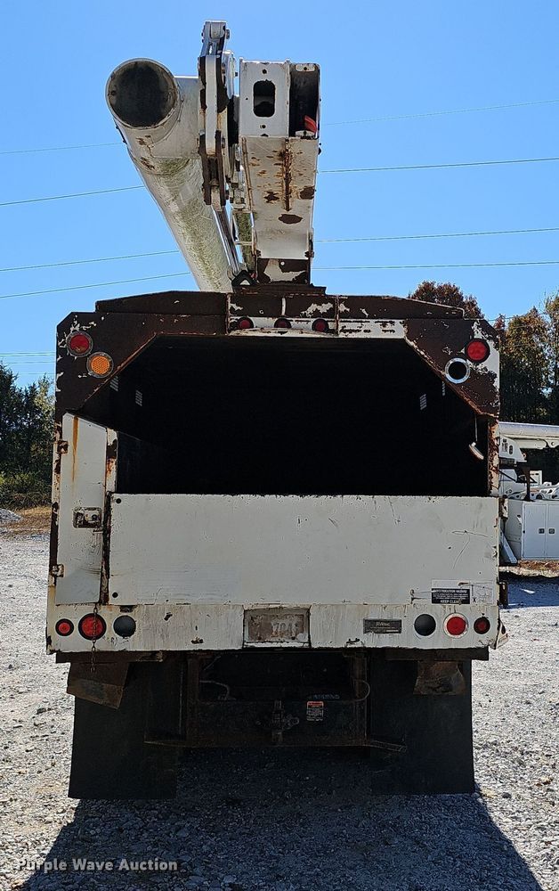 image for item EK0963 2005 GMC C7500 bucket truck