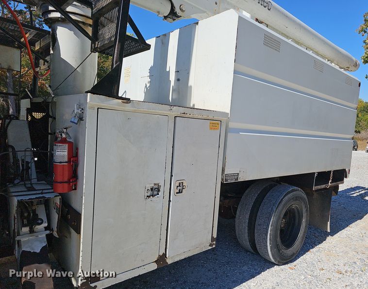 image for item EK0963 2005 GMC C7500 bucket truck