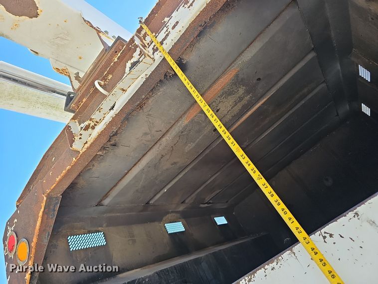 image for item EK0963 2005 GMC C7500 bucket truck