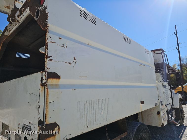 image for item EK0963 2005 GMC C7500 bucket truck