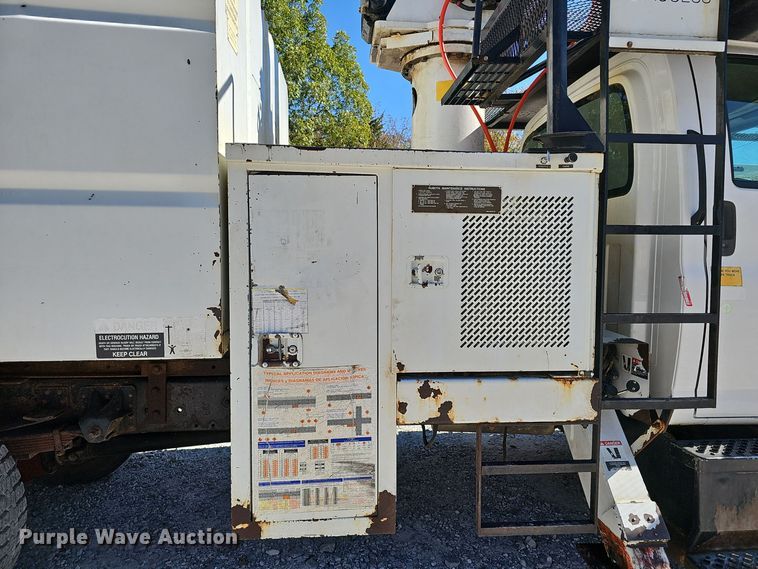 image for item EK0963 2005 GMC C7500 bucket truck