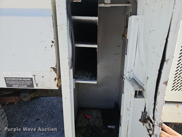 image for item EK0963 2005 GMC C7500 bucket truck