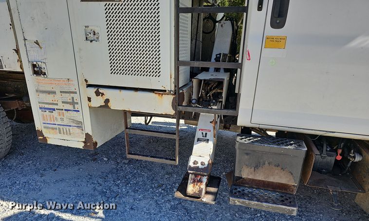 image for item EK0963 2005 GMC C7500 bucket truck