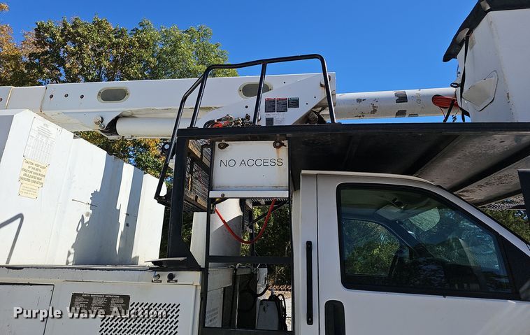 image for item EK0963 2005 GMC C7500 bucket truck
