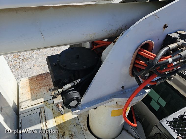 image for item EK0963 2005 GMC C7500 bucket truck