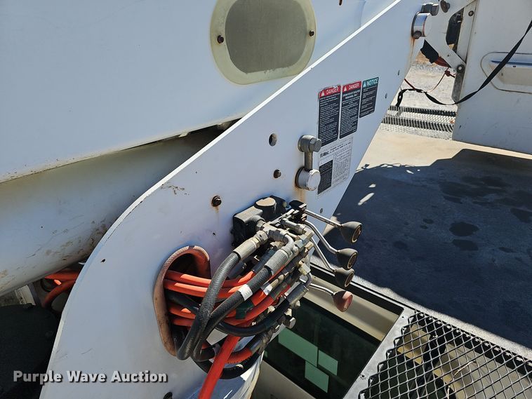 image for item EK0963 2005 GMC C7500 bucket truck