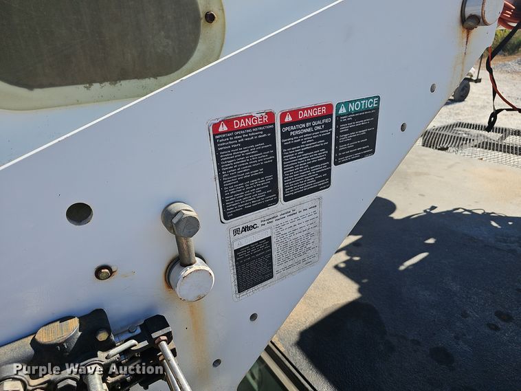 image for item EK0963 2005 GMC C7500 bucket truck