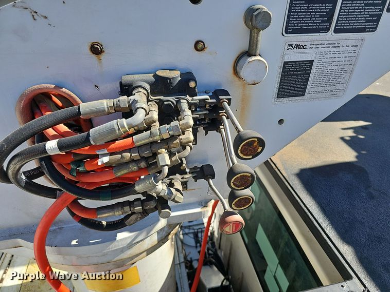 image for item EK0963 2005 GMC C7500 bucket truck