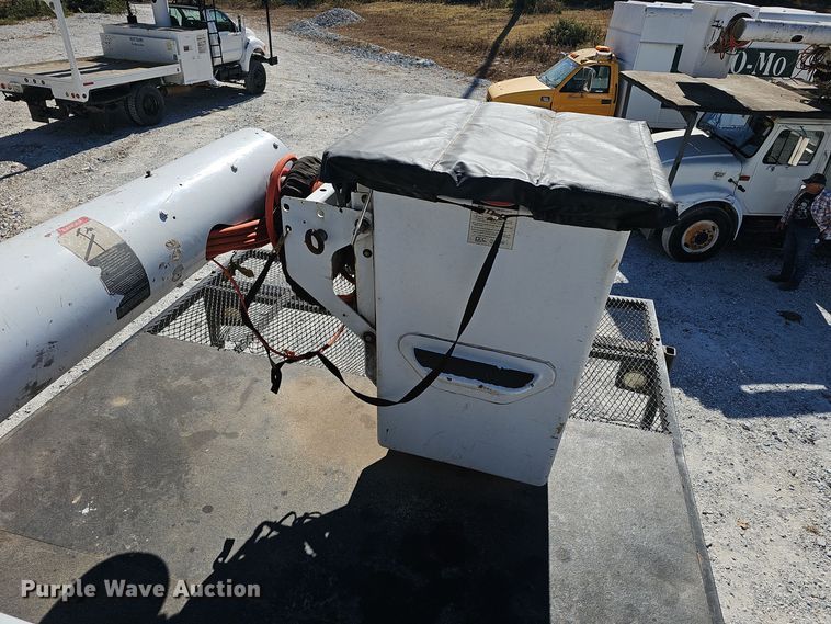 image for item EK0963 2005 GMC C7500 bucket truck