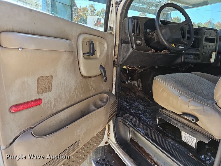 image for item EK0963 2005 GMC C7500 bucket truck