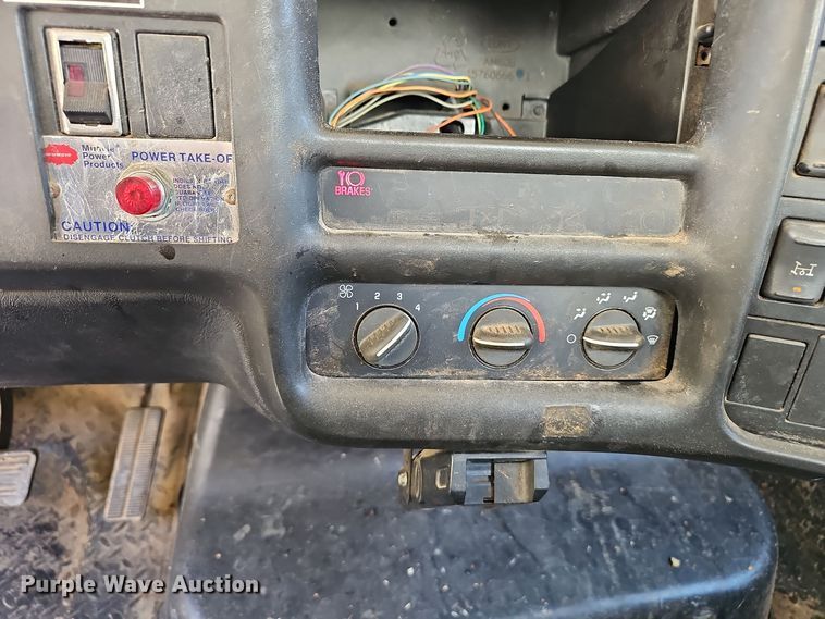 image for item EK0963 2005 GMC C7500 bucket truck