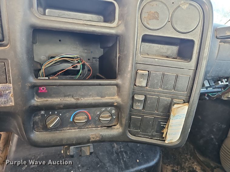 image for item EK0963 2005 GMC C7500 bucket truck