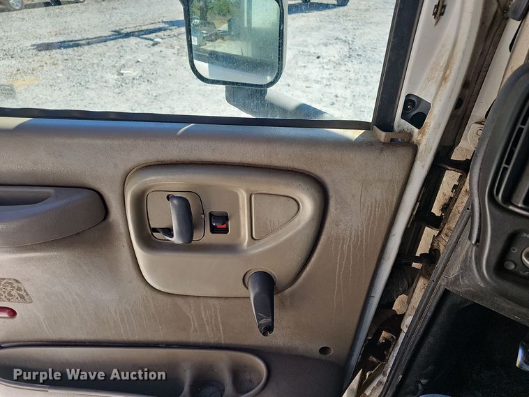 image for item EK0963 2005 GMC C7500 bucket truck