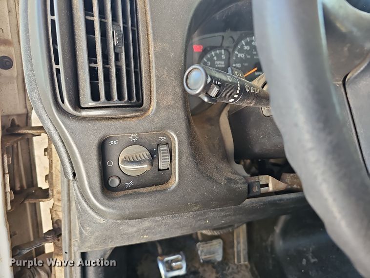 image for item EK0963 2005 GMC C7500 bucket truck