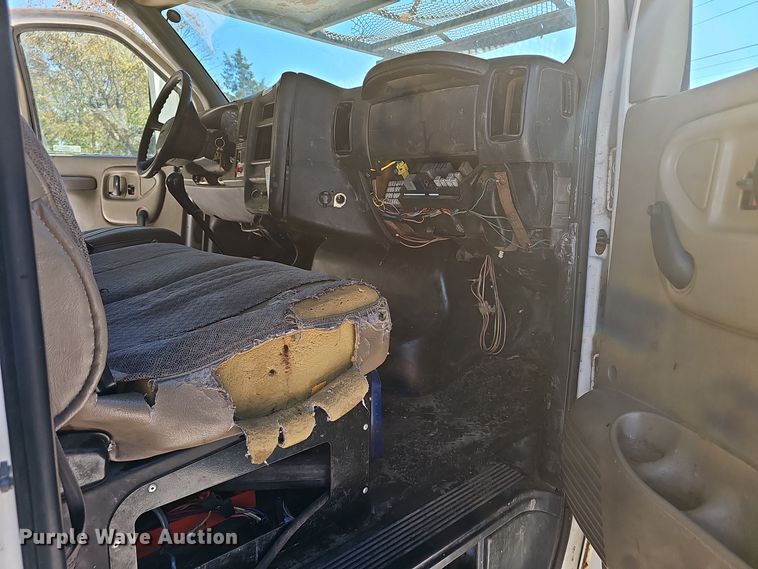 image for item EK0963 2005 GMC C7500 bucket truck